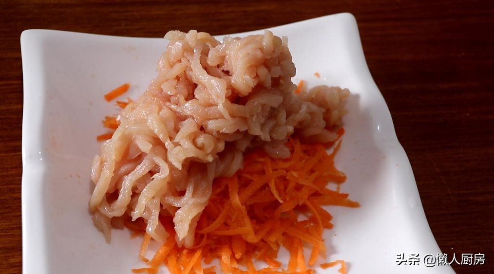 很多人說雞胸肉吃著柴，那是你不會做，配上胡蘿蔔，做成雞肉餅