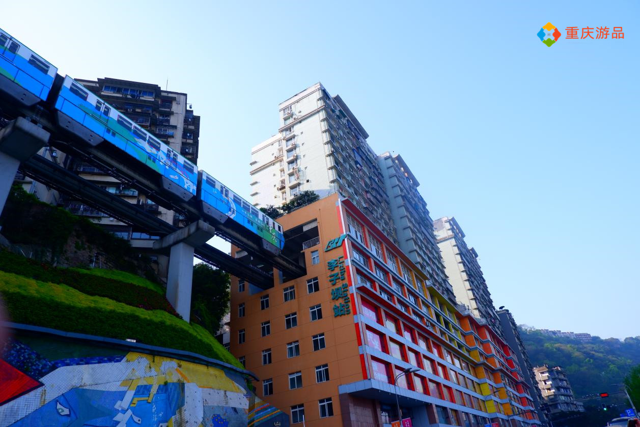 从3种不同角度来看重庆李子坝,轨道穿楼的奇观,真的令人惊叹