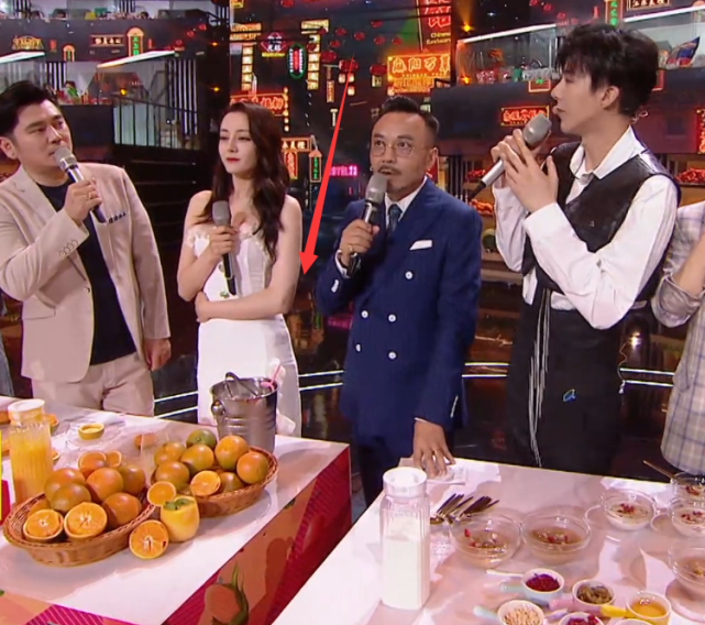 热巴直播时被求婚，汪涵慌忙抓住男人手腕，谁