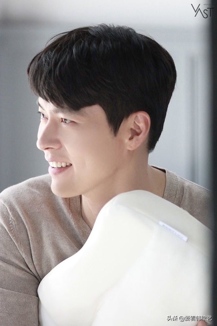 玄彬拍摄美容产品的幕后照片公开，眼神和微笑