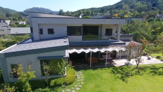 49岁李英爱带孩子玩，9岁龙凤胎身高到妈妈肩膀，女儿可爱漂亮