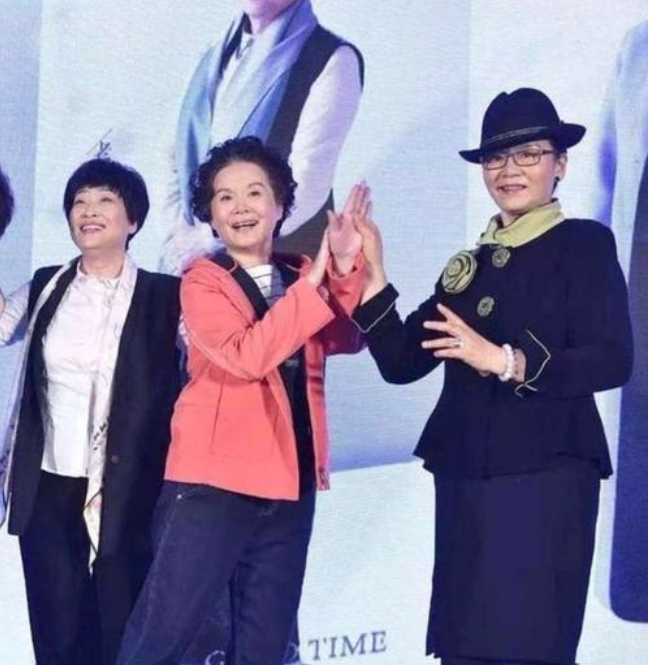 容貌出众，60岁却不生孩子的6位女星，杨丽萍为