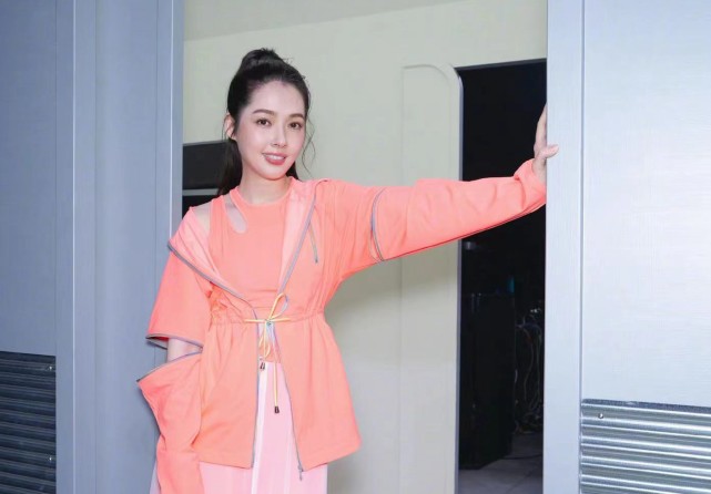 郭碧婷帶娃出行，倆保姆一保鏢護駕，向華強抱孫女溜滑梯童心未泯