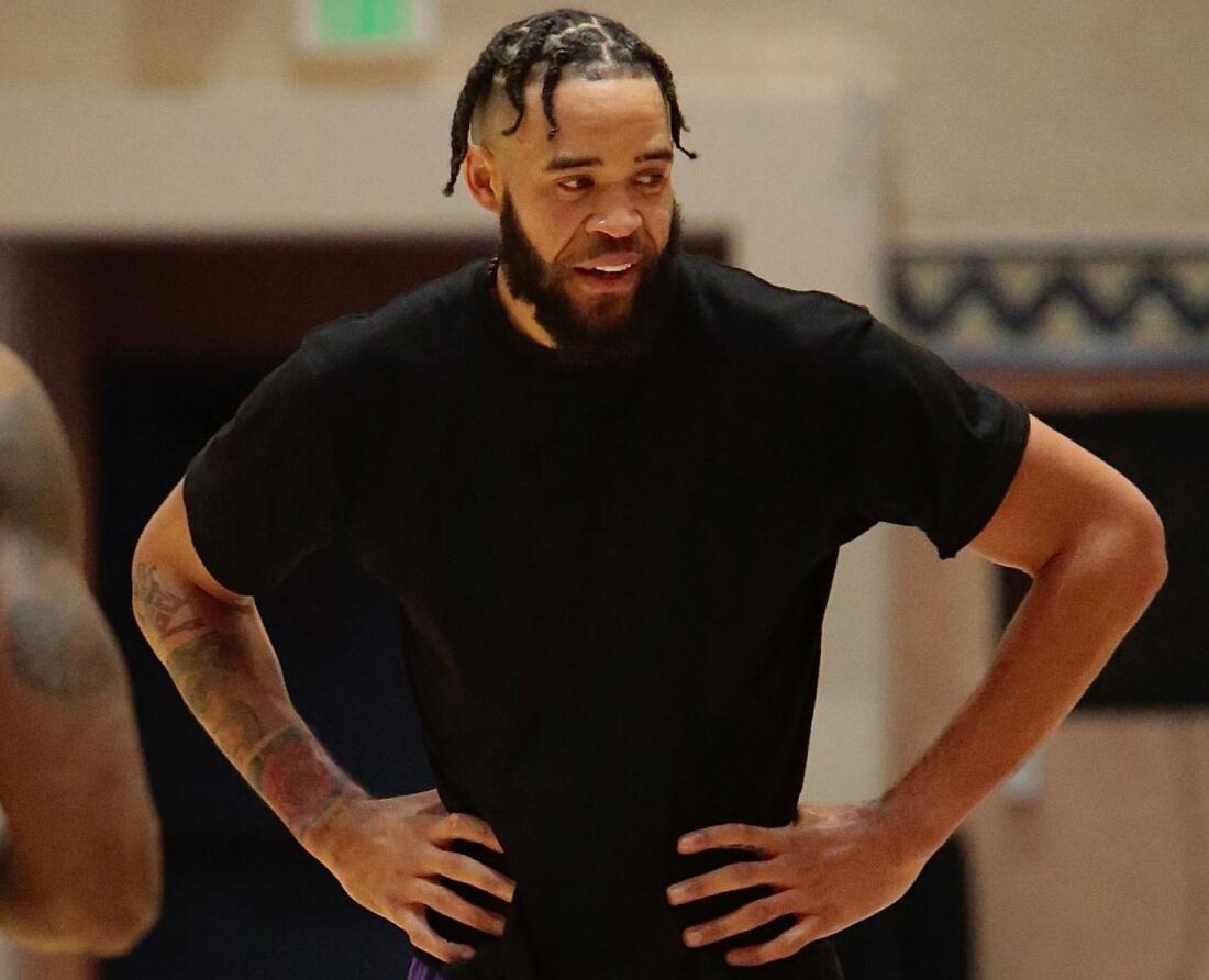 湖人最新訓練照出爐！35歲老將陪兒子練球，一眉哥軟豆一臉嚴肅！-黑特籃球-NBA新聞影音圖片分享社區