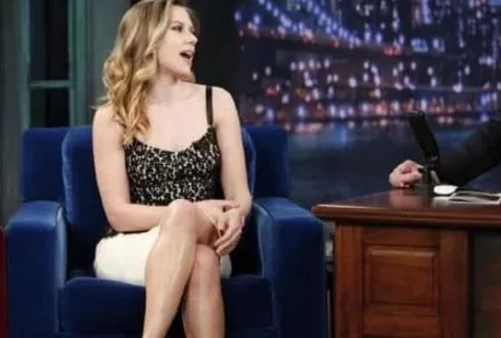 斯嘉丽随意跷个二郎腿，却已是惊艳， 替主持人