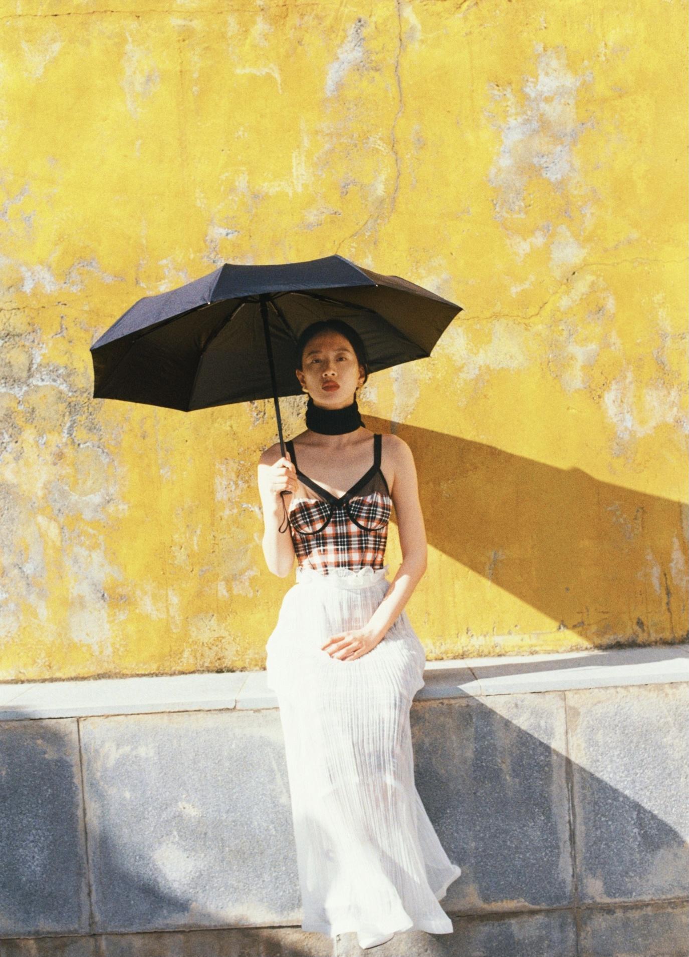 李梦耍大牌人设崩塌？躺着让人化妆还要闻桂花