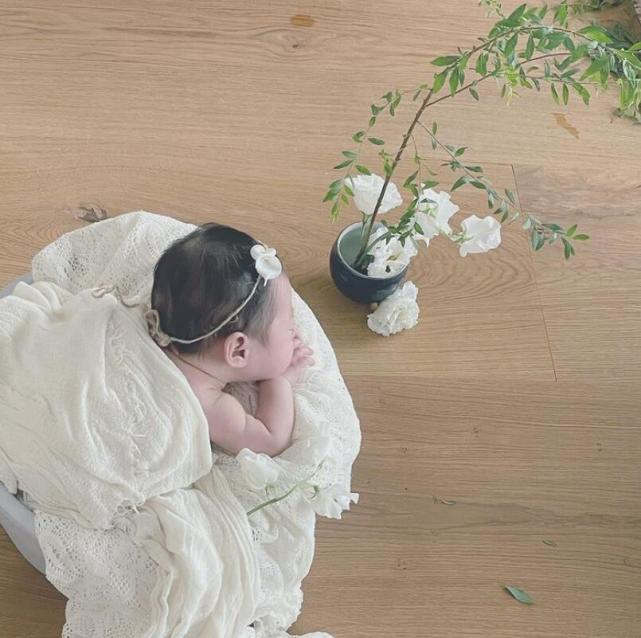 余文樂老婆曬孕期照，生產前7週不顯懷，網友：肚子太小不可思議