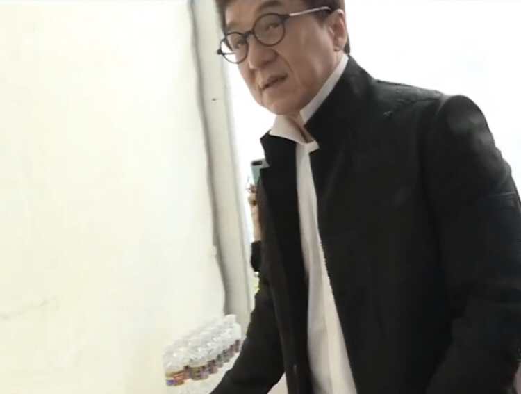 66岁成龙超环保，心疼会场浪费水，曾一双拖鞋走