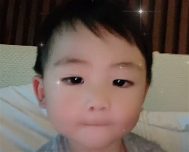 蔡少芬曬母子同框秀幸福，娘娘與兒子實力比萌，魚蛋似縮小版張晉