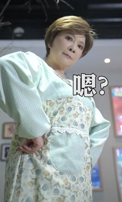 这次居然被蔡明美到了，58岁的年纪穿上旗袍后，身材比例真绝