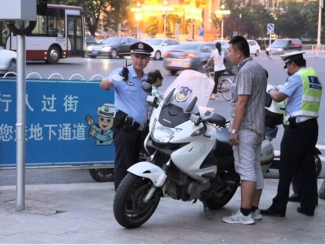 多地嚴(yán)查摩托車，今后這5種行為盡量別再犯，違者最高罰款10萬元