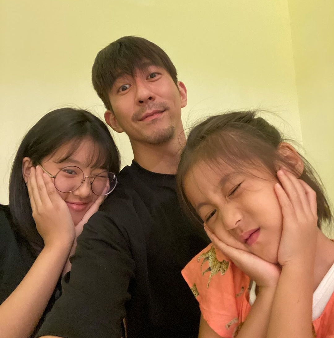 梧桐妹晒与家人同框，咘咘波妞铅笔腿抢镜，贾静雯卖萌毫无违和感