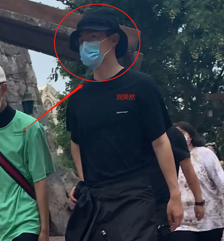 昊然|王俊凯刘昊然胡先煦同游迪士尼 就问今天有多少迷妹想去偶遇der？