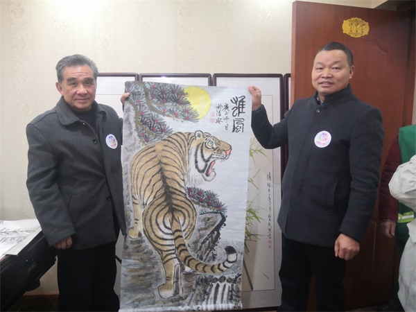 淮安：企业、画院在“志愿者日”携手开展书画赠百姓活动
