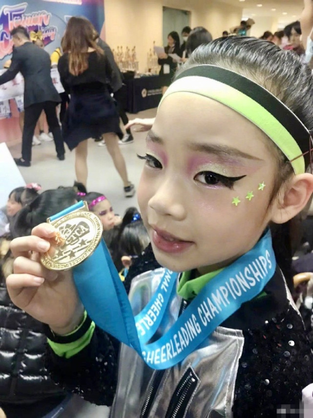 小S女儿秀倒立一字马，练出腹肌眼神坚定自信，妈妈直呼是碧昂丝