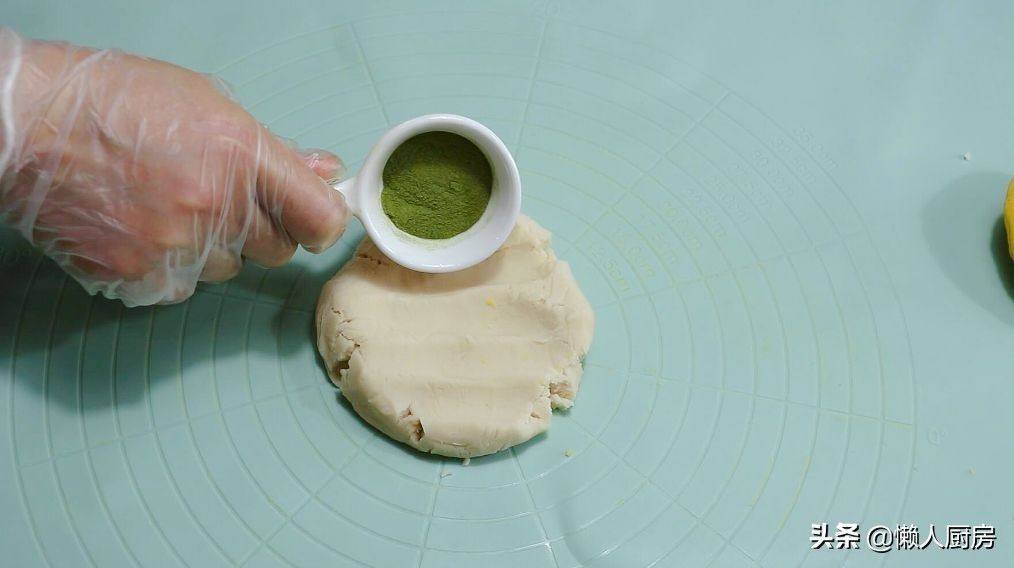 这是不用面粉的月饼，也不要烤，白芸豆的炒制很重要