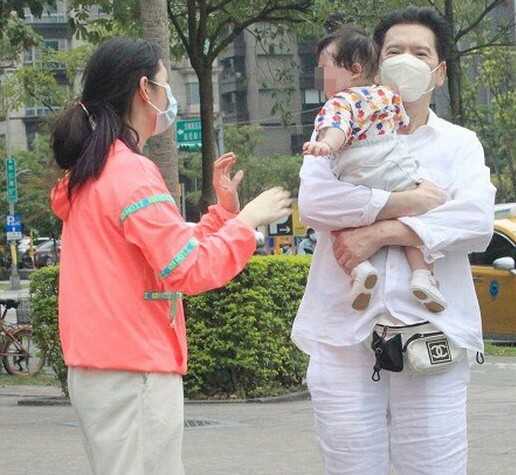郭碧婷帶娃出行，倆保姆一保鏢護駕，向華強抱孫女溜滑梯童心未泯