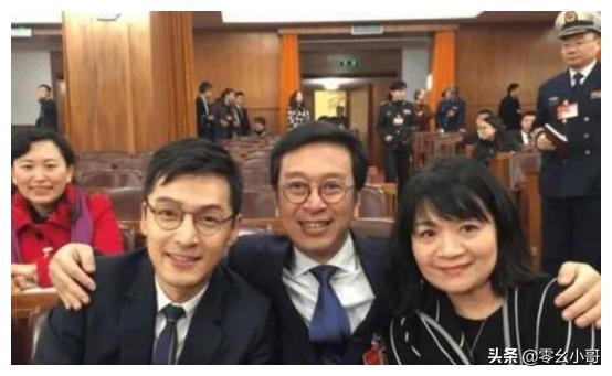 都说人民大会堂是“卸妆水”，黄渤倒没啥，张艺兴的颜值真的绝了