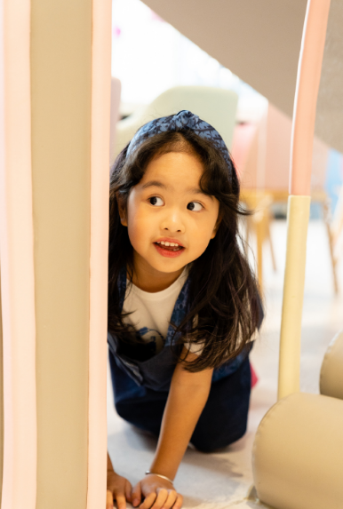 包文婧攜女兒錄視頻，餃子變媽媽小姐妹幫打下手，文靜優雅超淑女