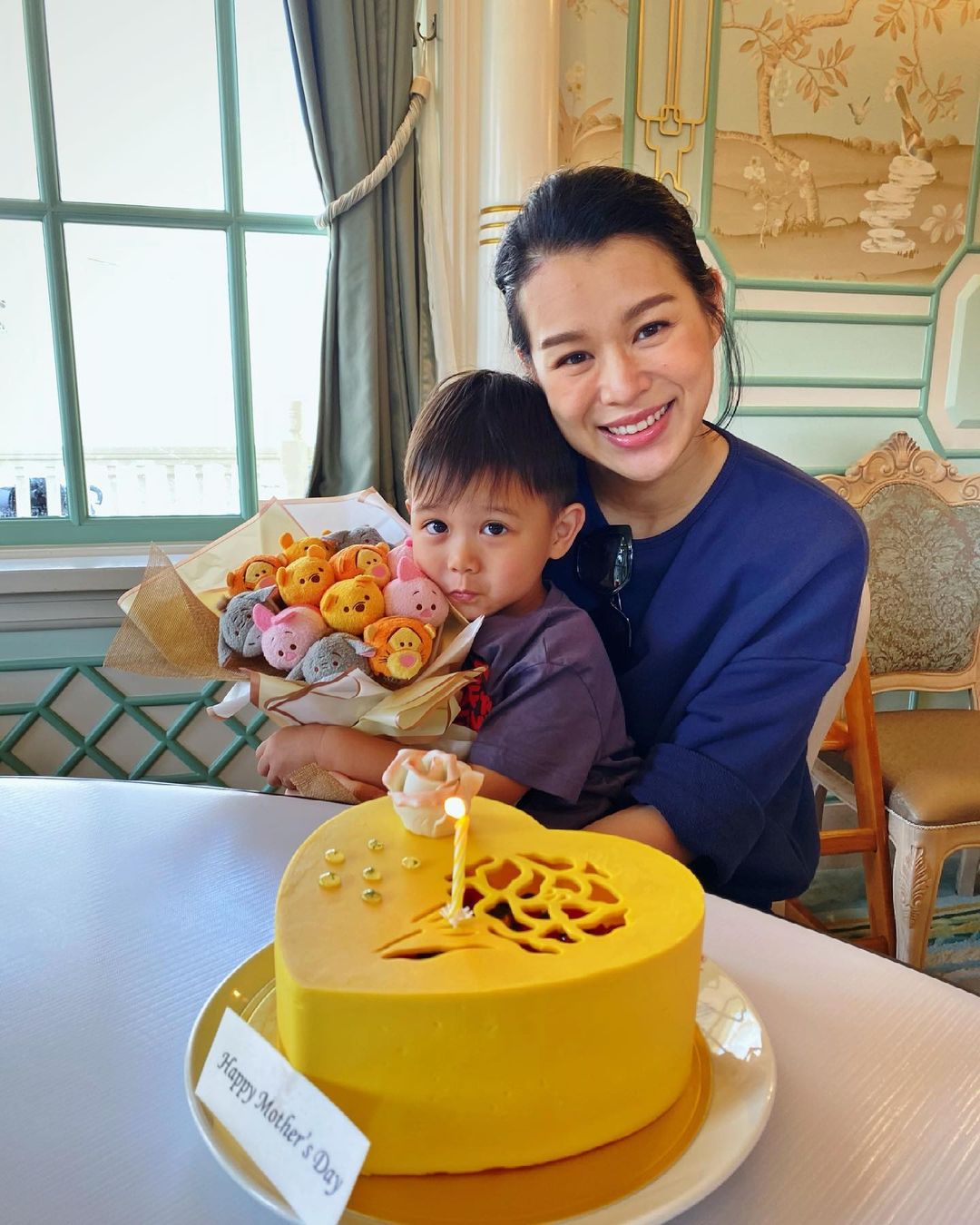 胡杏兒一家母親節遊迪士尼，三代同堂幸福滿滿，奕霆累到睡著
