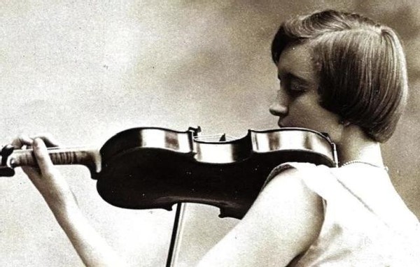 美国宅女：父亲去世，19岁继承6亿，宅家80年10