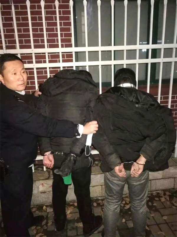 淮安万达警务站夜间巡逻组成功抓获两名盗窃嫌疑人