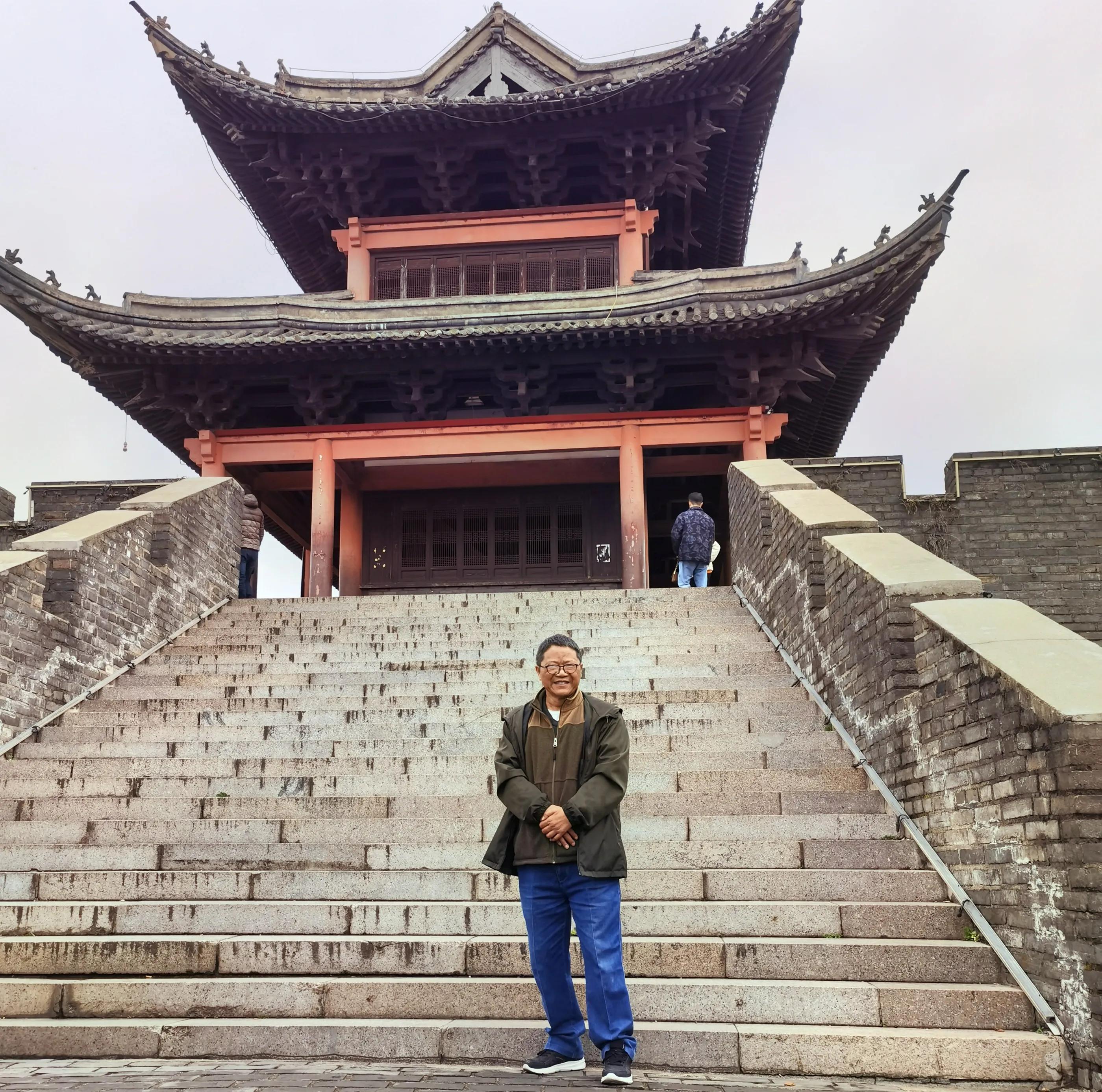 感谢有识之士富于远见，才得以完好保护赣州古城墙面貌，成为江南宋城一道倩丽风景线