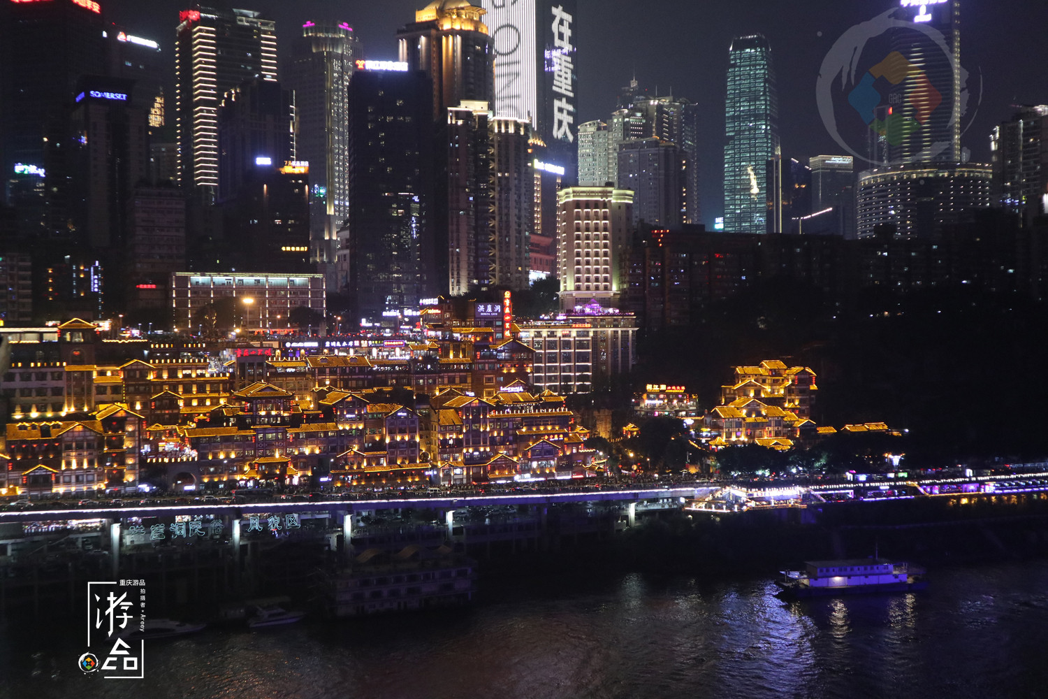 重庆网红景点洪崖洞，建在悬崖上的11层迷宫，每层楼有些什么？