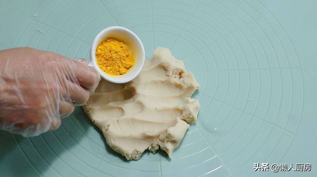 这是不用面粉的月饼，也不要烤，白芸豆的炒制很重要