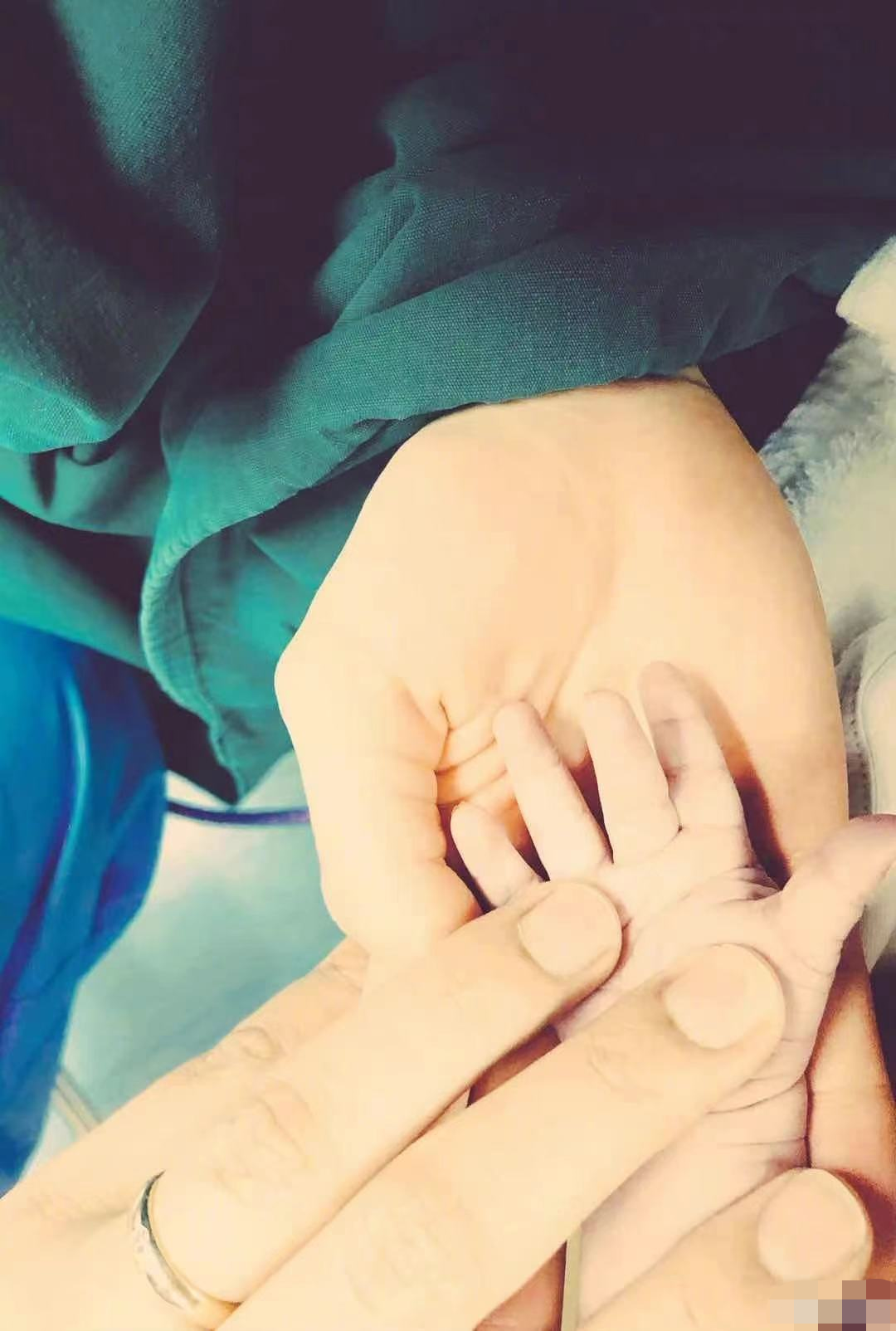 郎朗吉娜新手爸妈引争议，为拍照掰开宝宝手指