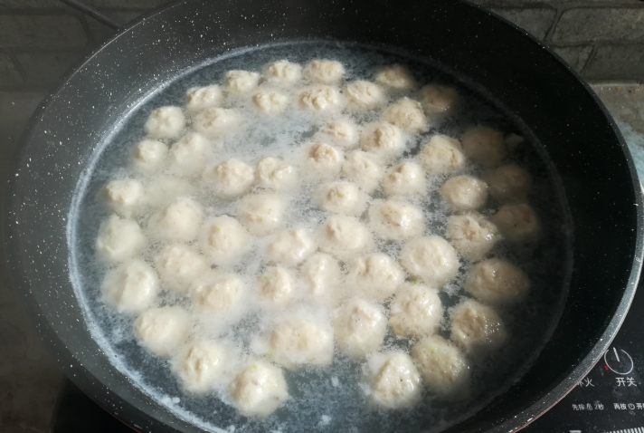 孩子想吃鱼丸，别总买着吃，自己做干净卫生，没有添加更健康