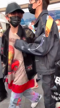 张钧甯现身酒店被簇拥，遭男子追着大骂挡路，仓皇逃离不敢吱声