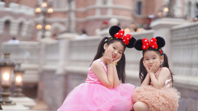 阿拉蕾和妹妹穿公主裙拍照，一件裙子从小穿到大，眼神却变了