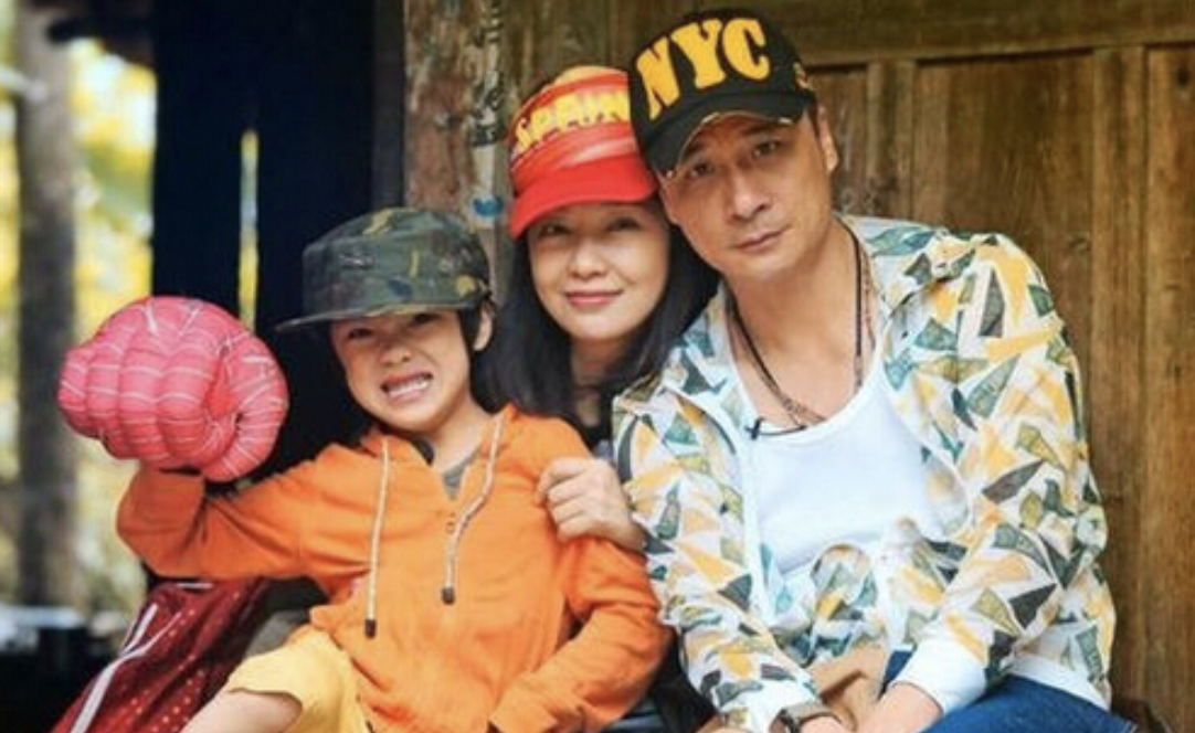 吴镇宇儿子费曼晒庆生视频，与妈妈温馨同框，王丽萍温婉知性