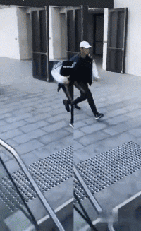 爆笑GIF图片：小伙子，你这是要羡慕死你的一帮兄弟啊！