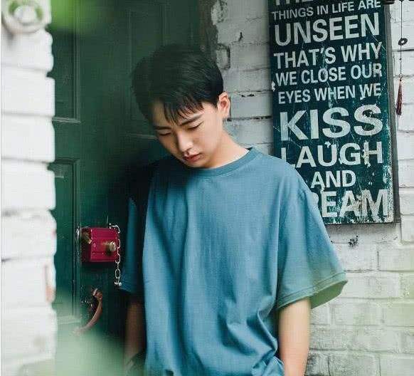 郭麒麟强势吸睛，综艺通告不间断，戏称今年郭德纲得管他要钱