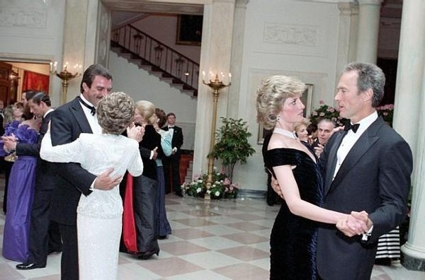 24岁戴安娜访美，在白宫和英俊小生共舞，查尔斯