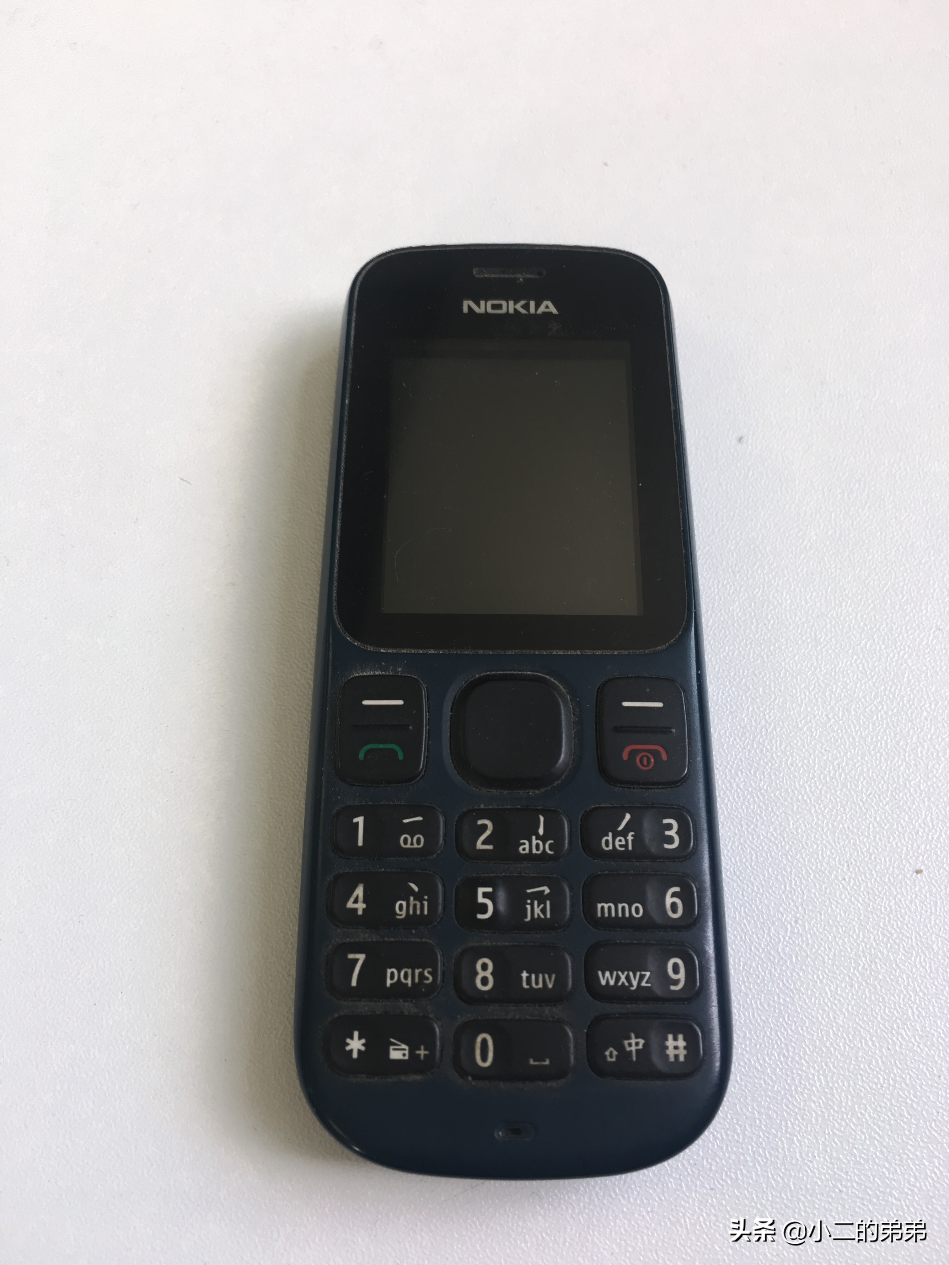 拆卸Nokia依然在服现役的Nokia1000手机上，居然没有一个螺钉