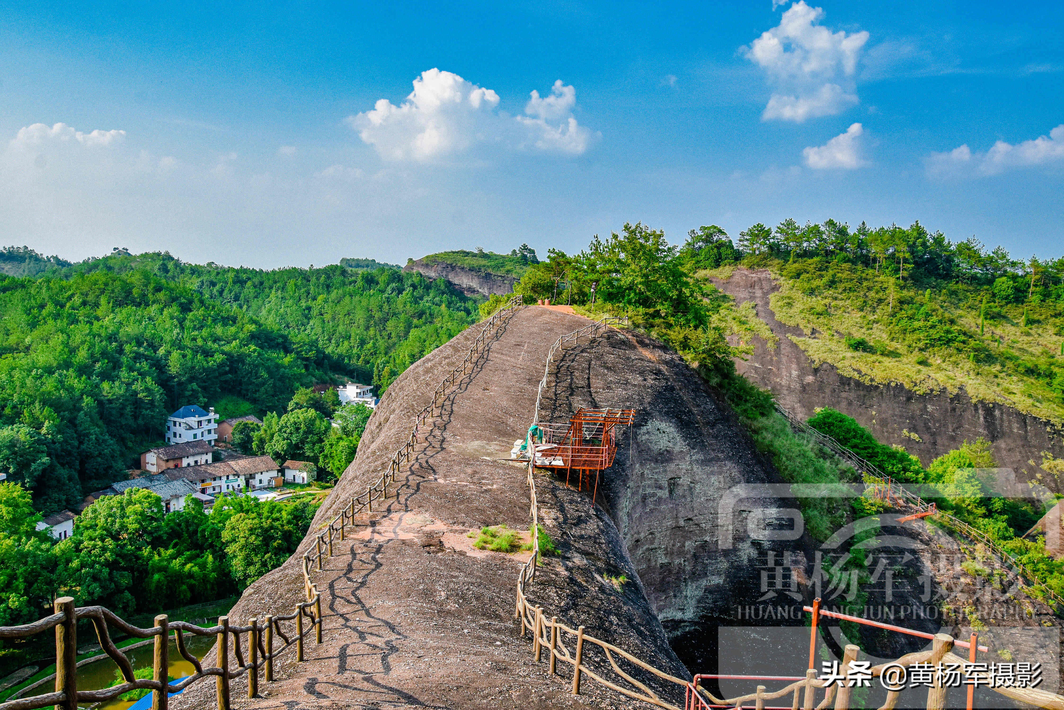 寨九坳风景区位于江西省南部赣州市赣县区东北部三溪乡境内,北接将军