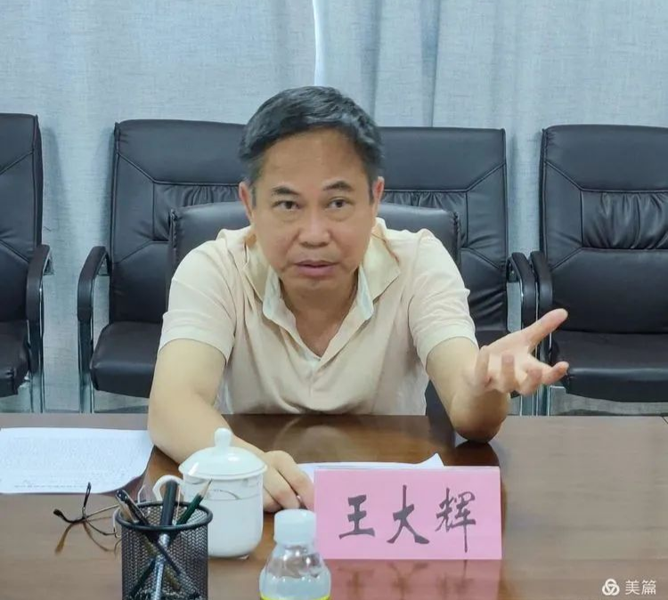 儋州市人大副主任王大辉到市信访局接访群众