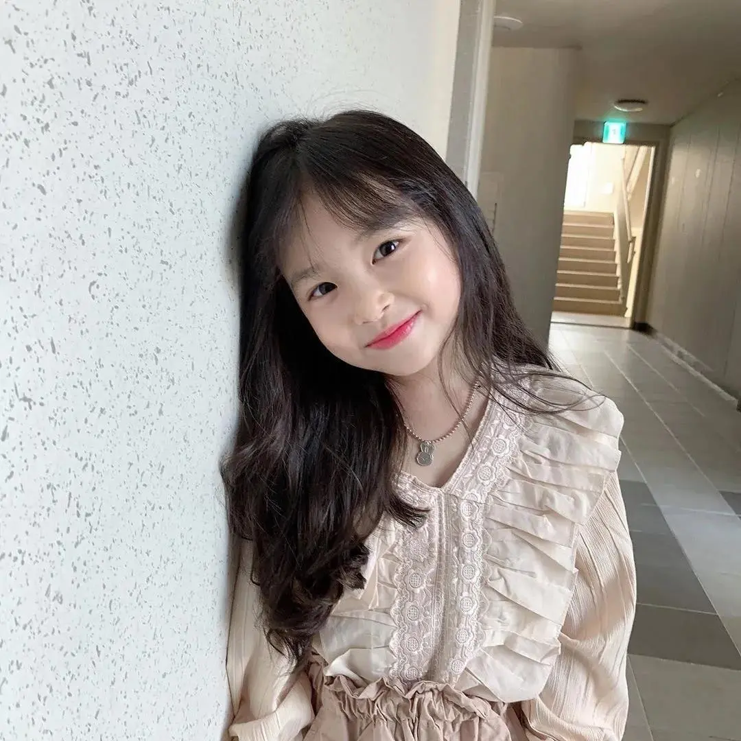 ​8岁女童“撞脸”宋慧乔，靠穿搭圈粉23万！谁规定小孩只能幼稚