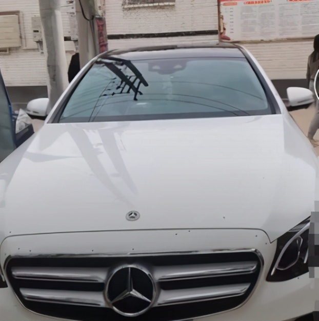 大衣哥吃饭被嘲，整盆馒头发霉泛黑还在吃，厨