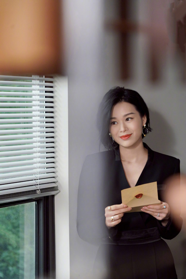 胡杏儿老公晒儿子游泳照，告别暑假带娃生活，奕霆奕霖颜值差异大