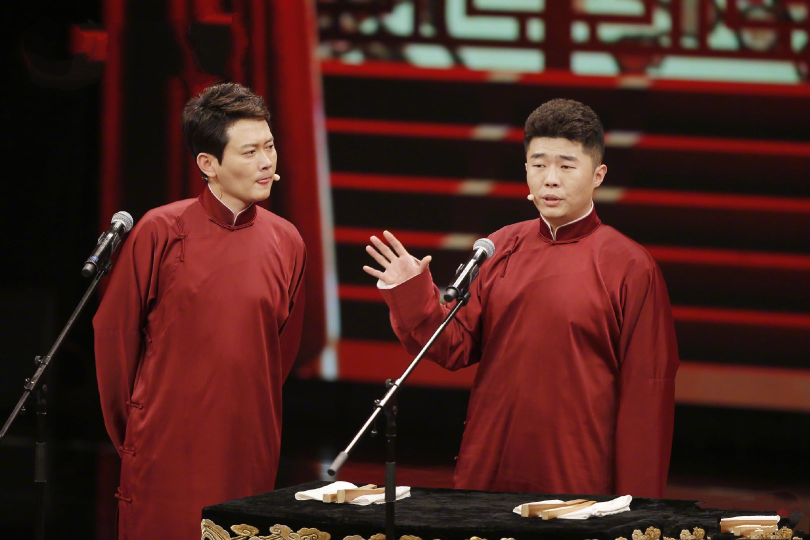 孟鹤堂32岁生日，德云社众师兄弟送祝福，只有这两位师兄画风清奇