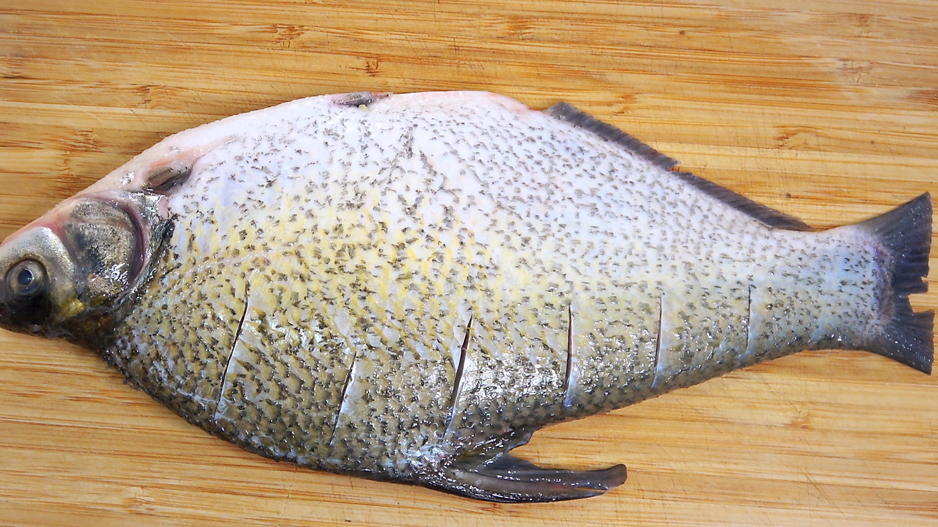 煎魚時，不要撒鹽和用薑抹鍋底，大廚教你一招，煎魚不粘鍋不破皮