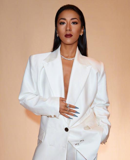 Auspicious overcomes Juan Yi to pat a shoulder by stranger, till the friend advent just dare leave: The girl should have protected her