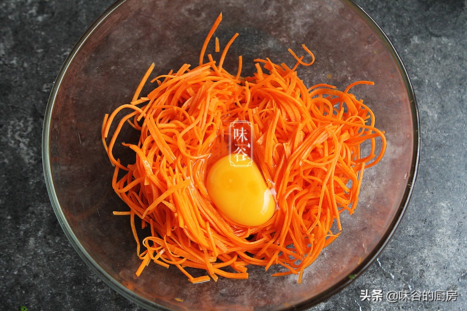 這素丸子比肉丸子還香，不加一滴水，外酥里嫩，一口一個吃不膩