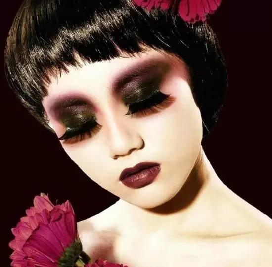 女人浓妆艳抹背后的秘密你们了解多少