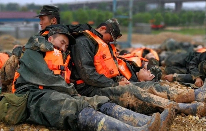今天，向中国军人致敬！不让英雄流血又流泪