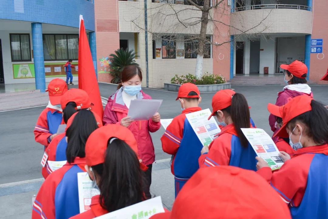 成都市双流区金桥小学开展学雷锋志愿服务活动